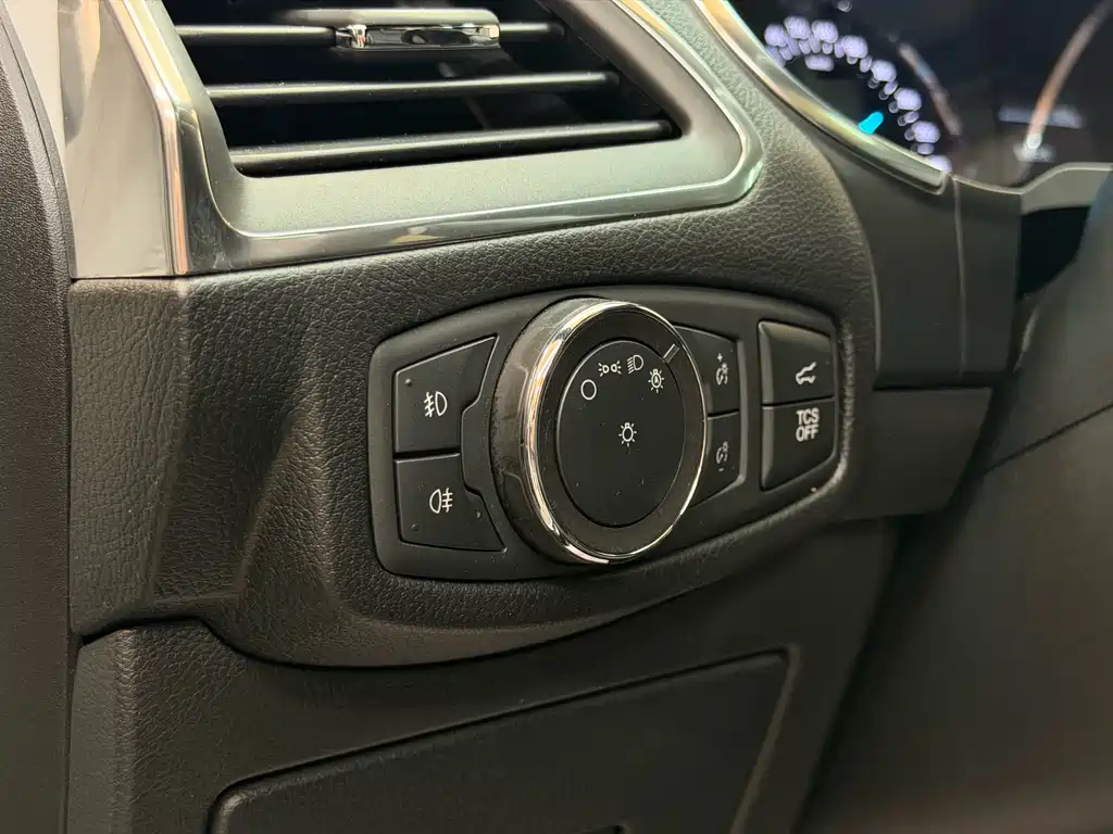 Ford Edge 2020 — фото 18