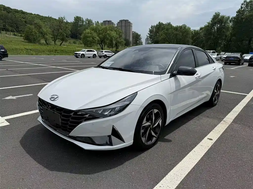 Hyundai Elantra 2022 — фото 1