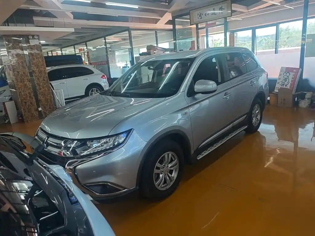 Mitsubishi Outlander 2018 — фото 2
