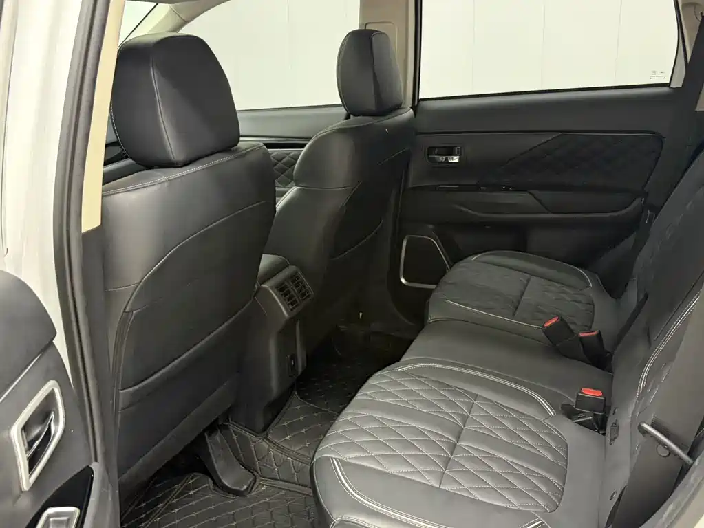 Mitsubishi Outlander 2021 — фото 10