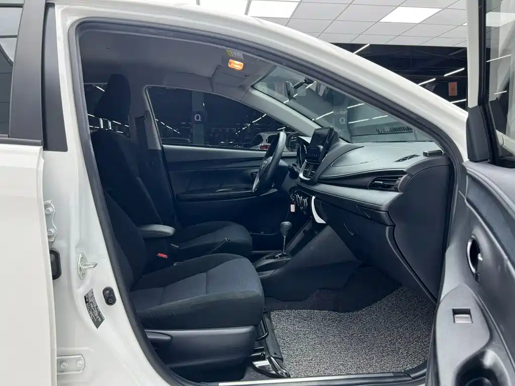 Toyota Yaris L 2022 — фото 20