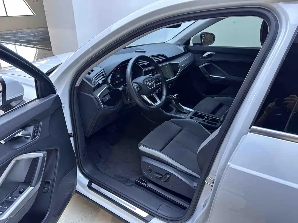 Audi Q3 2023 — фото 10