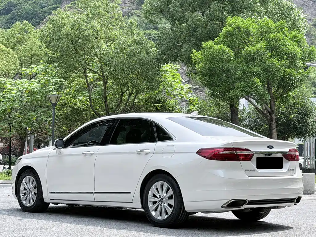 Ford Taurus 2017 — фото 17