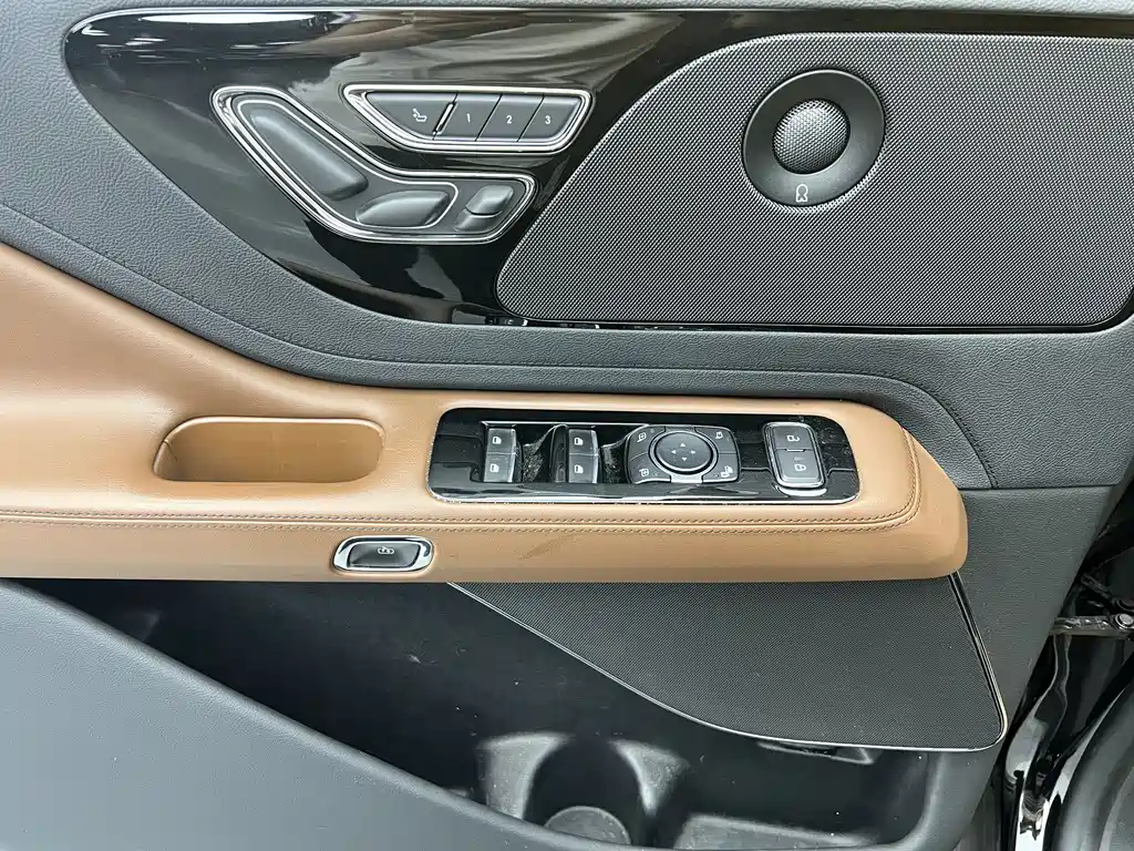 Lincoln Aviator 2022 — фото 11