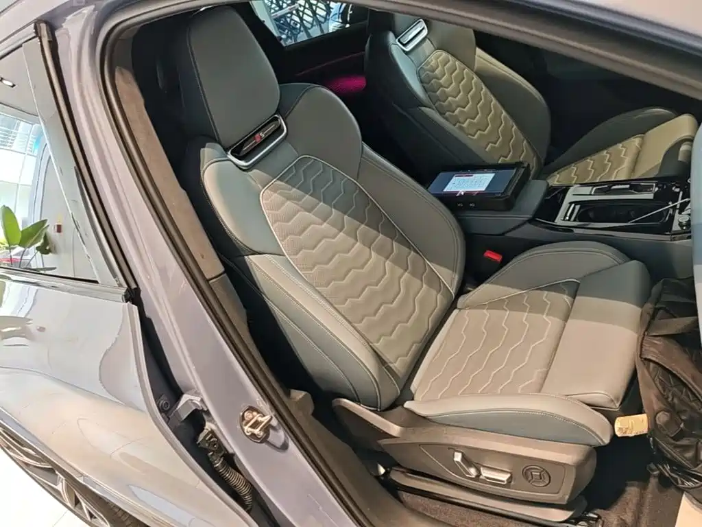 Audi Q6L e-tron 2025 — фото 25
