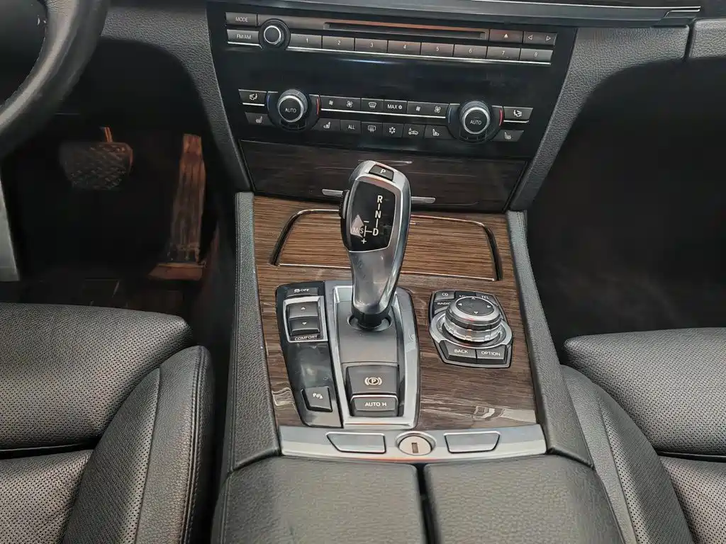 BMW 7 Series 2010 — фото 13