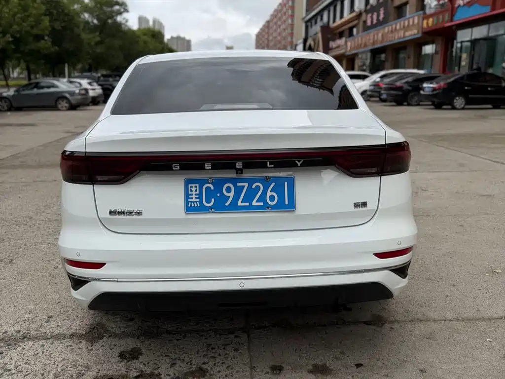 Geely Emgrand 2022