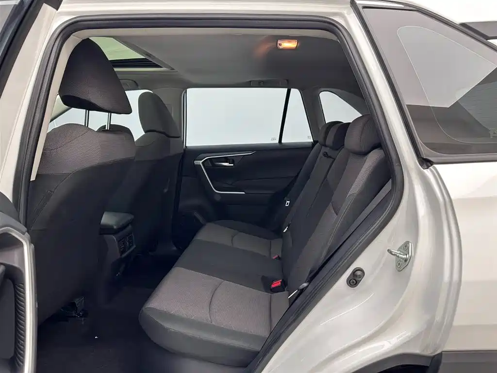 Toyota RAV4 2023 — фото 19