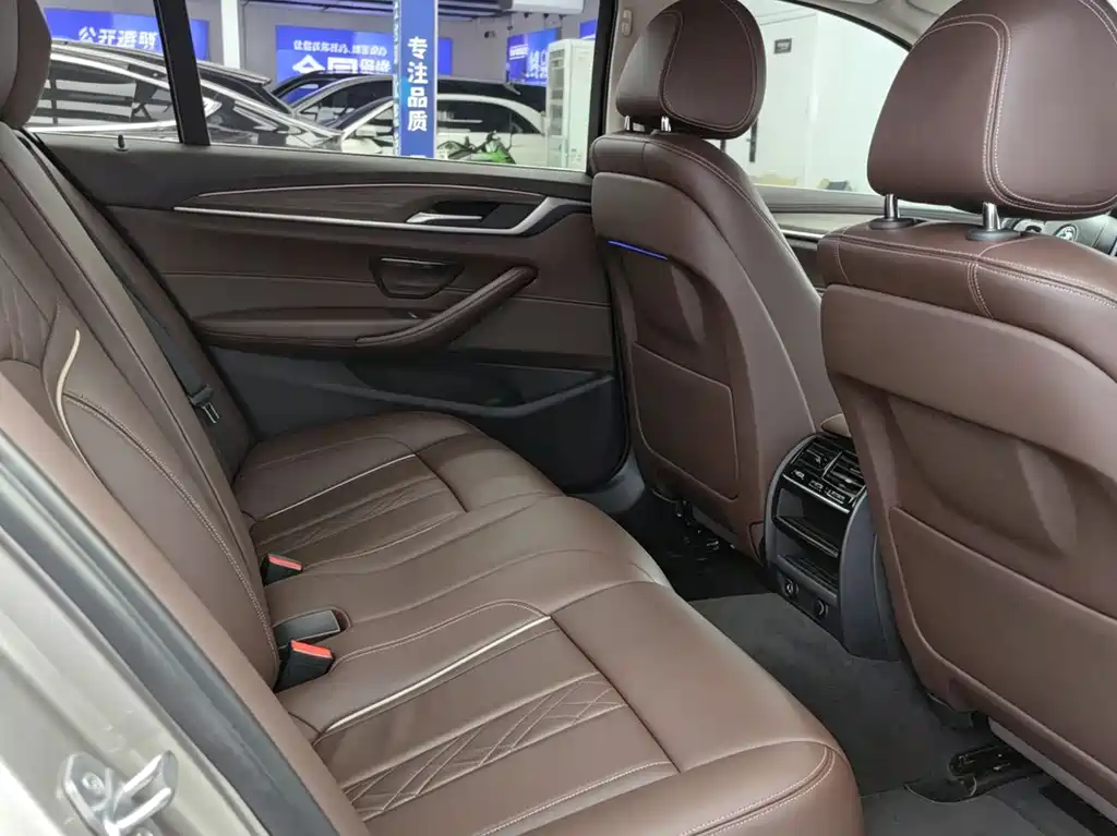 BMW 5 Series 2018 — фото 11