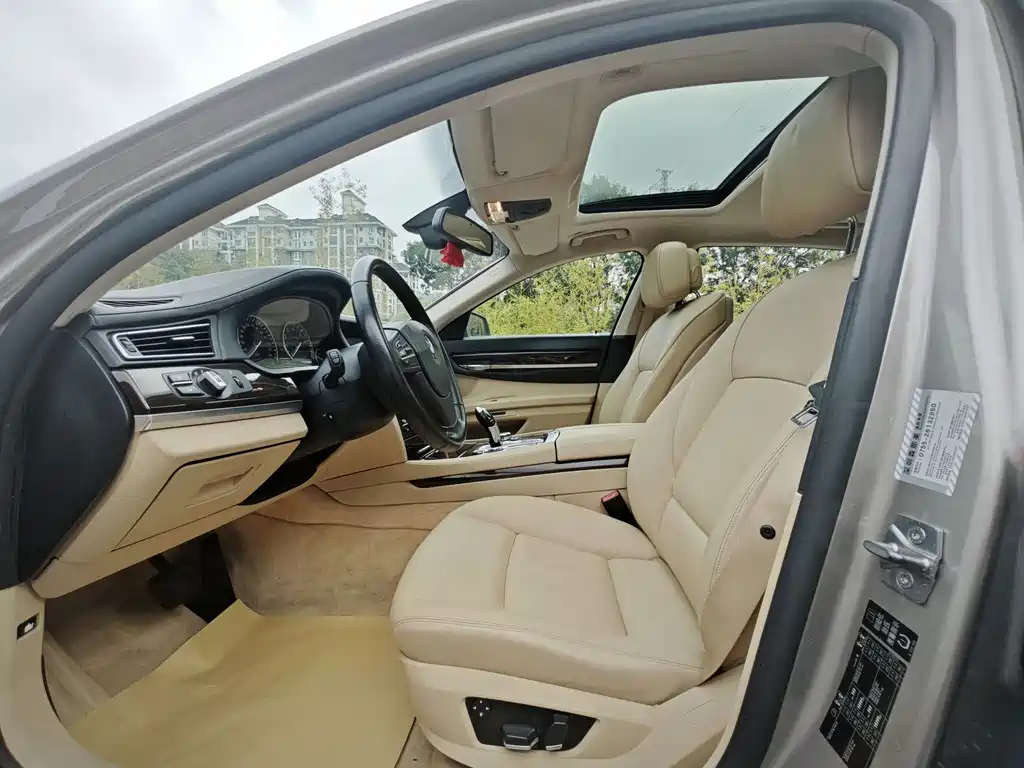 BMW 7 Series 2010 — фото 10