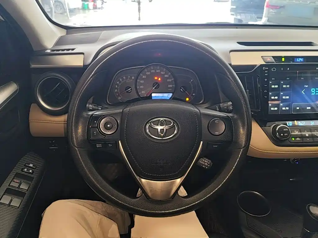 Toyota RAV4 2016 — фото 11