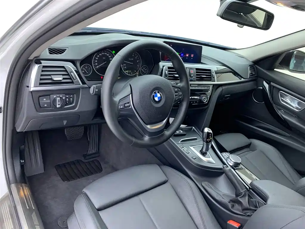 BMW 3 Series 2018 — фото 15