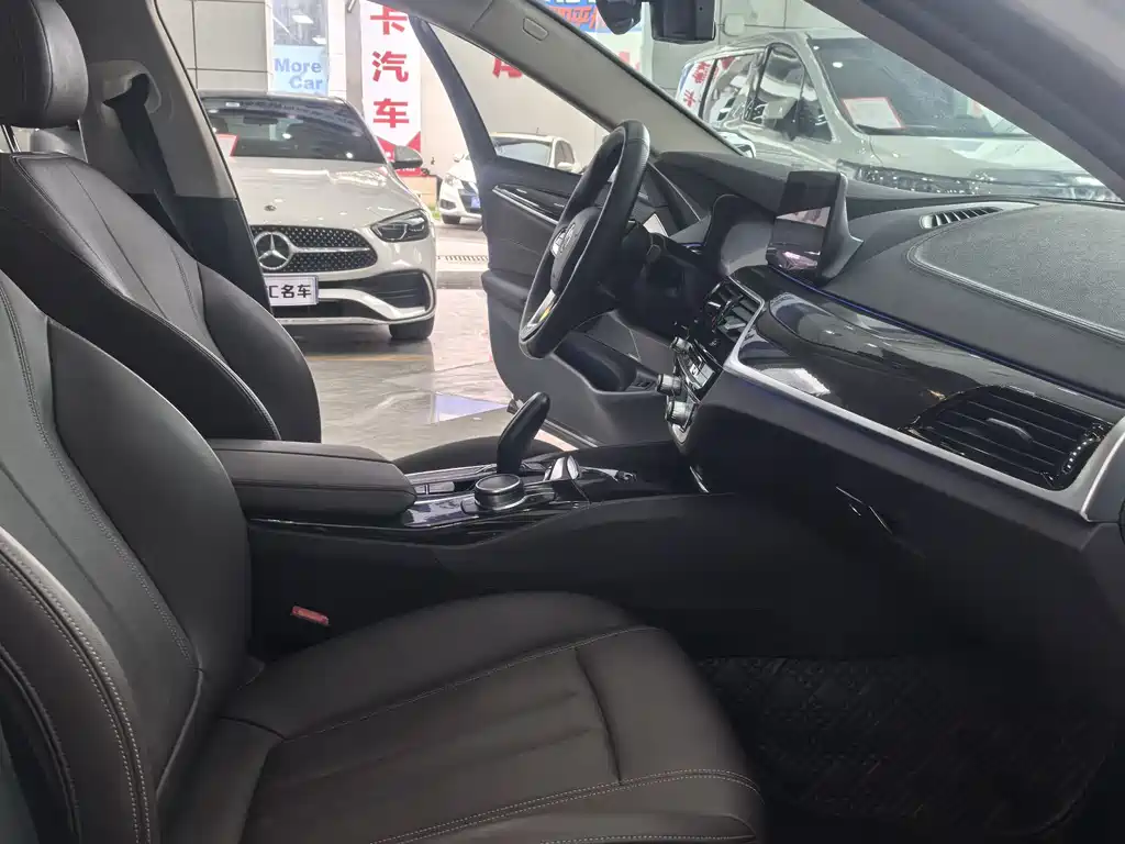 BMW 5 Series 2019 — фото 12