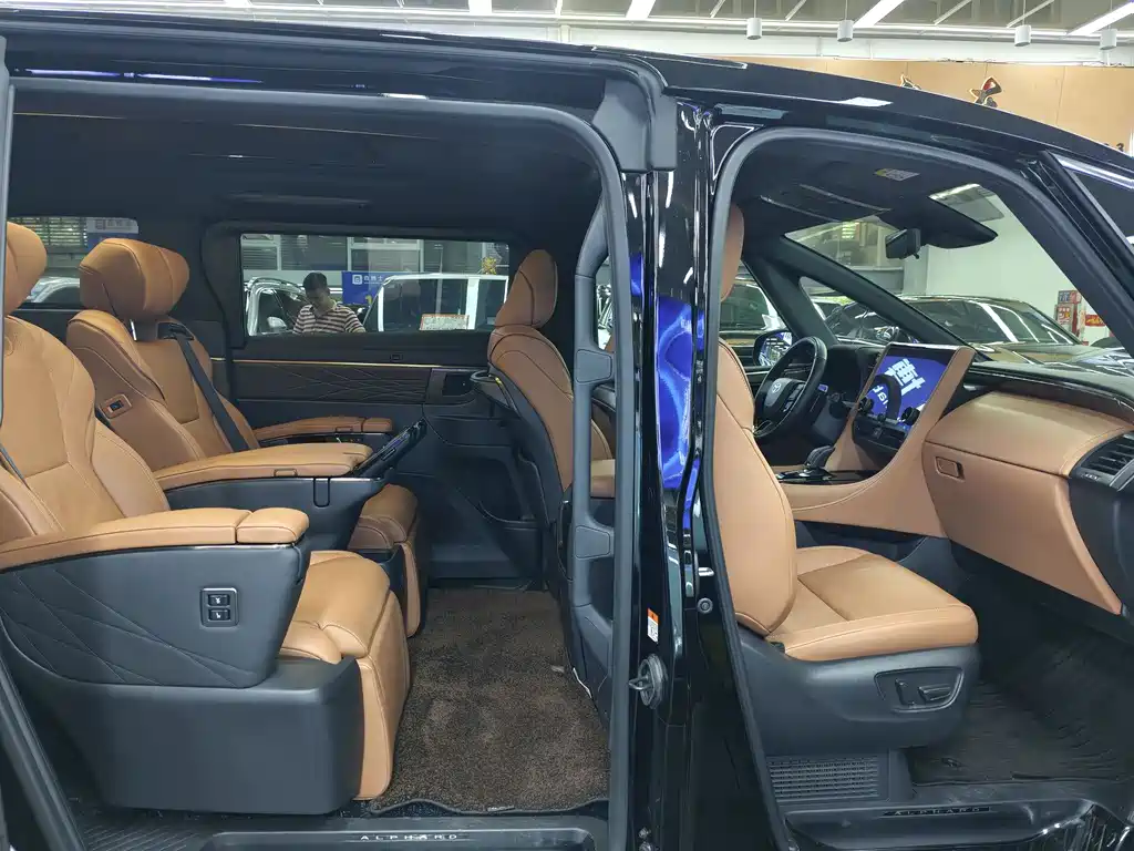 Toyota Alphard 2023 — фото 10
