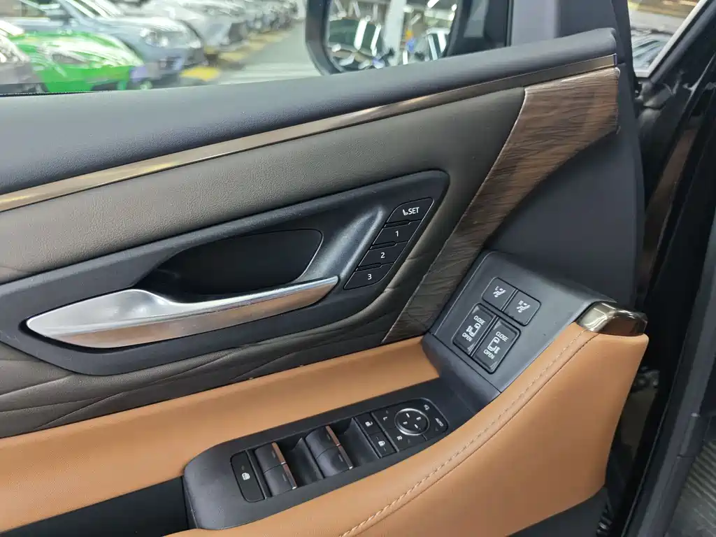 Toyota Alphard 2023 — фото 28