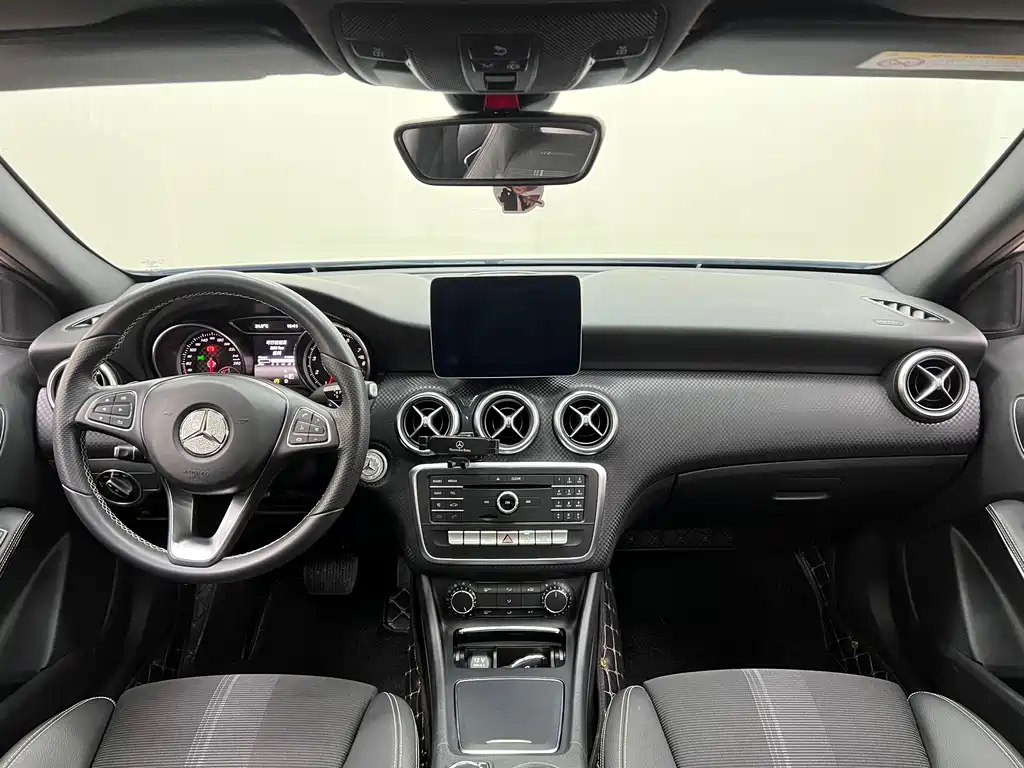 Mercedes-Benz A-Class 2017 — фото 11