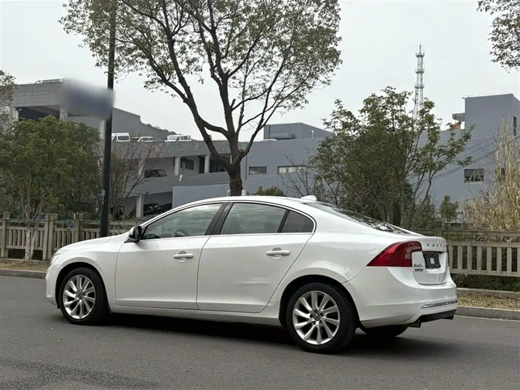 Volvo S60 2017 — фото 16