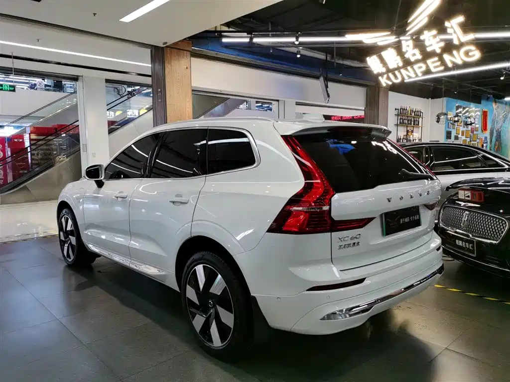 Volvo XC60 PHEV 2024 — фото 3