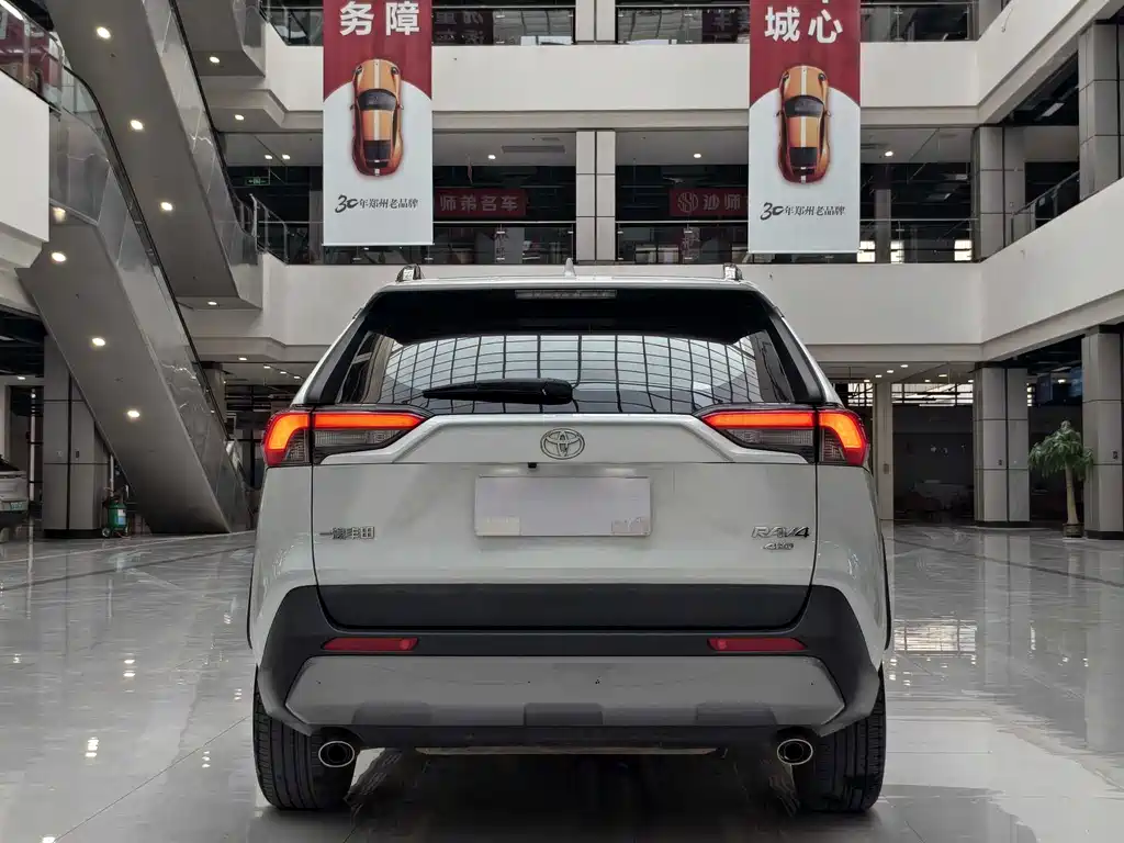 Toyota RAV4 2021 — фото 11
