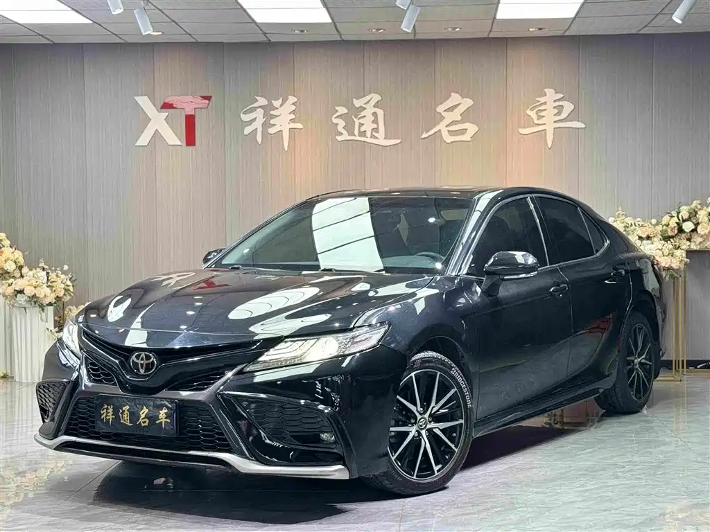 Toyota Camry 2022 — фото 1