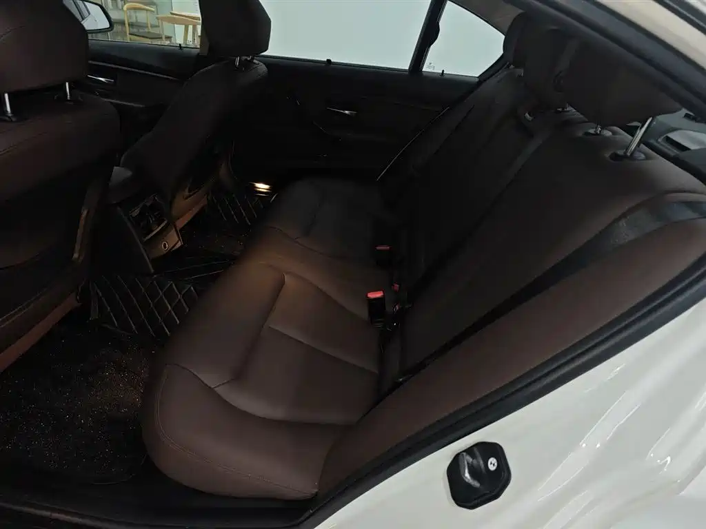 BMW 3 Series 2018 — фото 17
