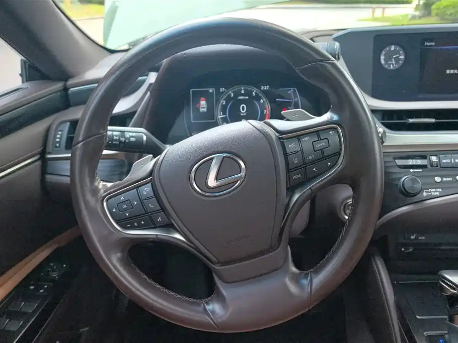 Lexus ES 2020 — фото 15