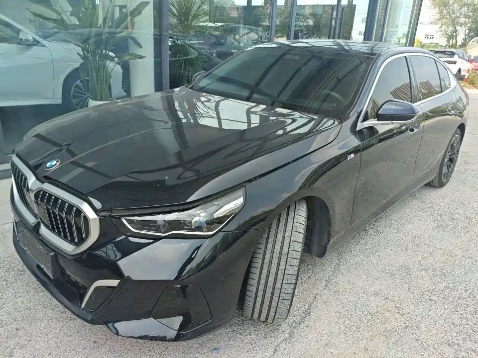 BMW 5 Series 2025 — фото 1