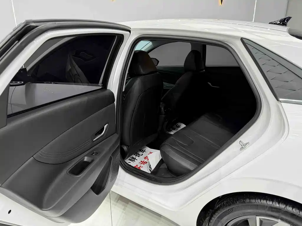 Hyundai Elantra 2023 — фото 15