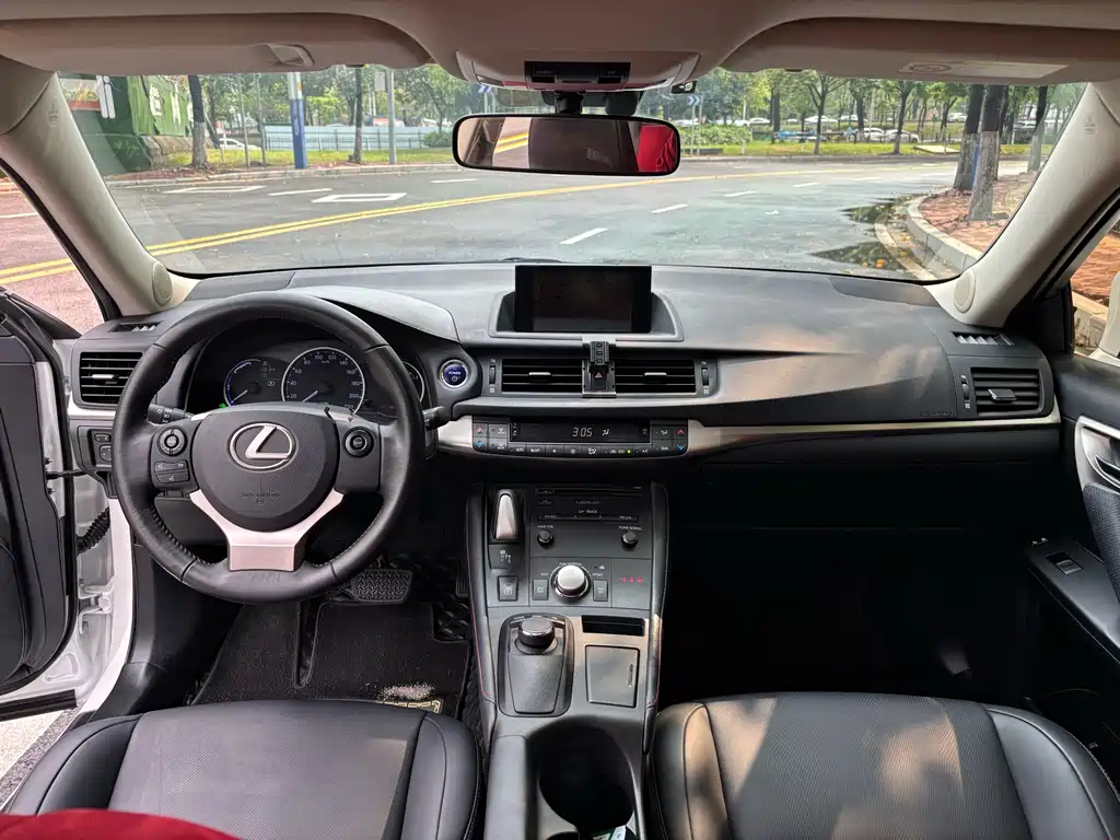 Lexus CT 2018 — фото 19