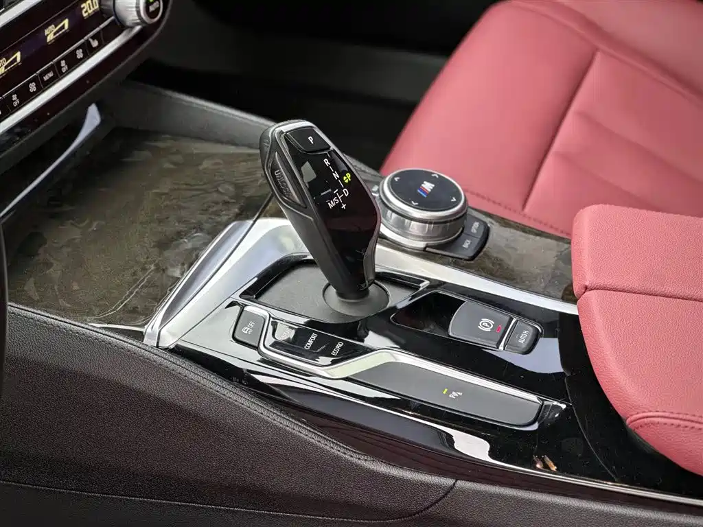 BMW 5 Series 2019 — фото 11