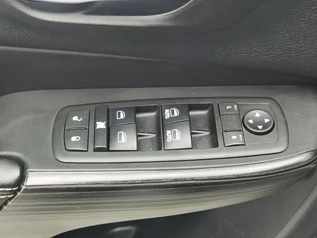 Jeep Cherokee 2017 — фото 9