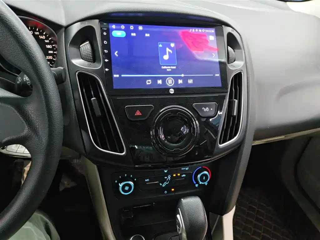 Ford Focus 2018 — фото 13