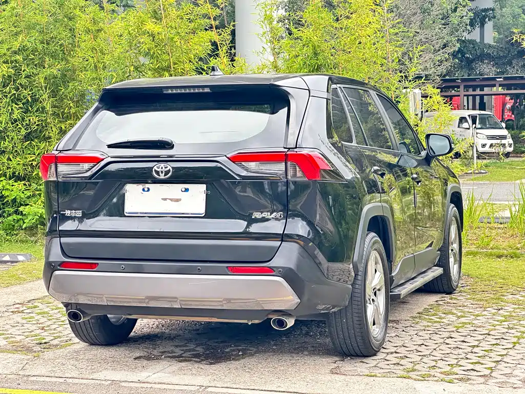 Toyota RAV4 2021 — фото 19