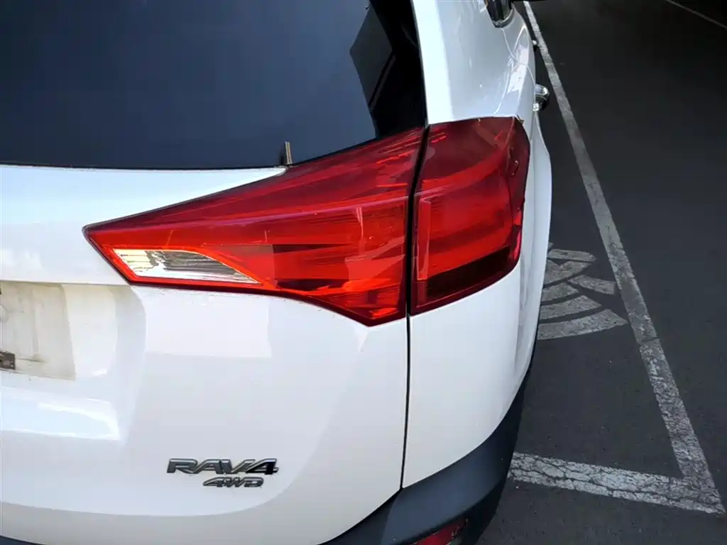 Toyota RAV4 2015 — фото 8