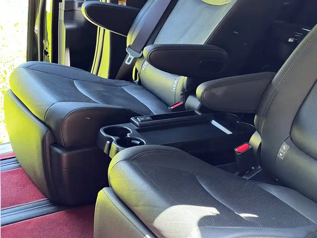 Toyota Sienna 2022 — фото 14