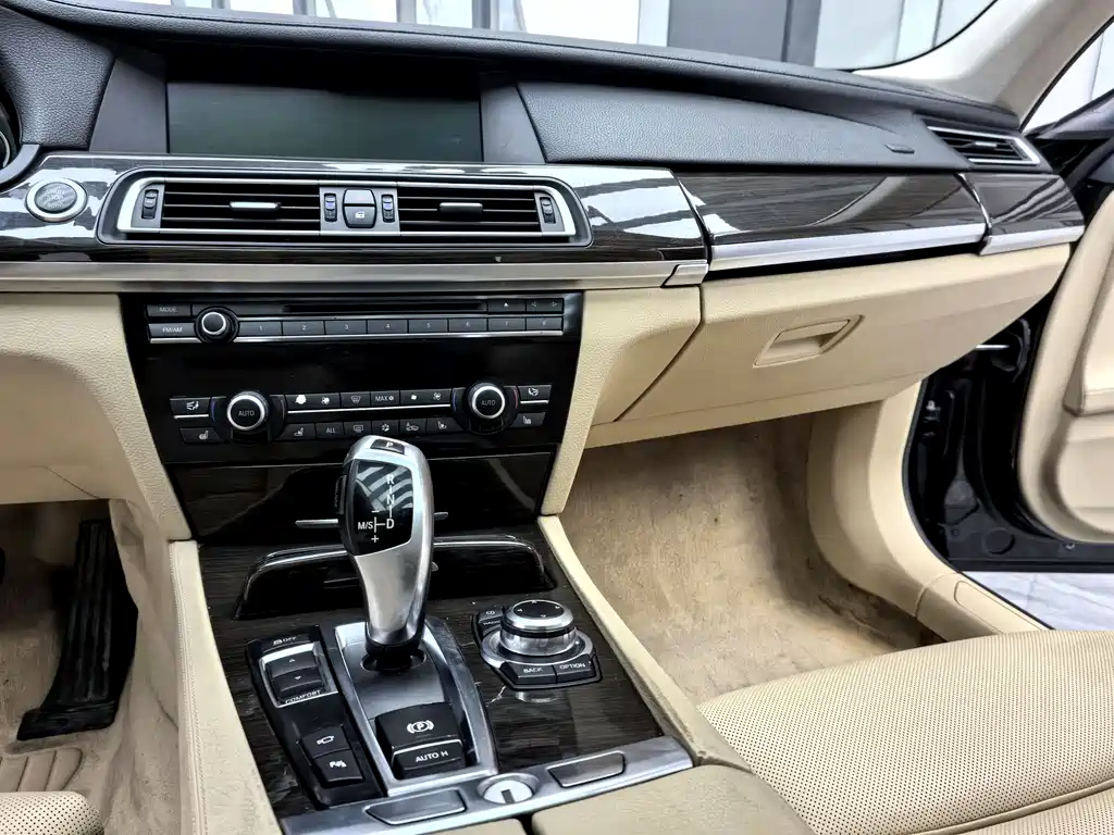 BMW 7 Series 2011 — фото 8