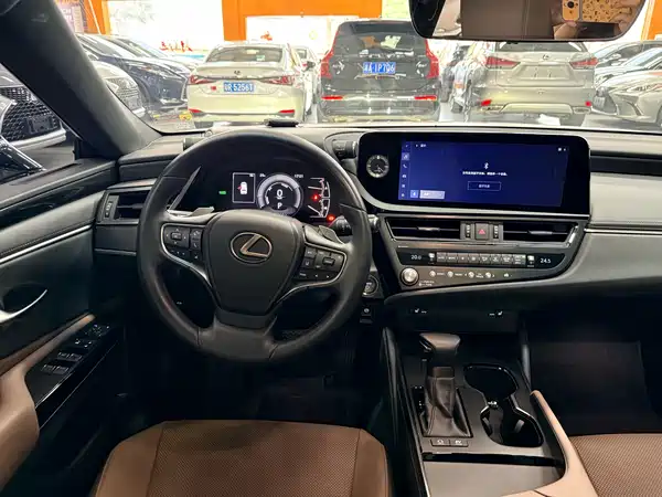 Lexus ES 2022