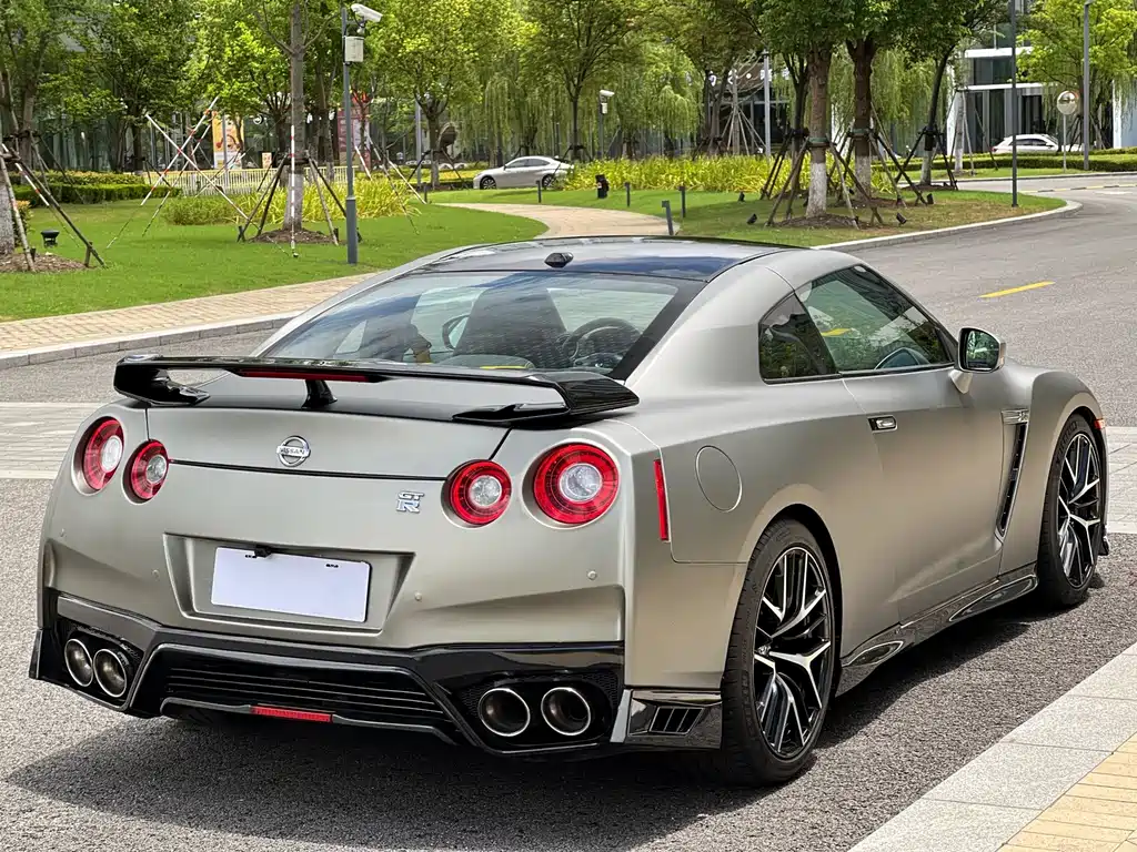 Nissan GT-R 2010 — фото 6