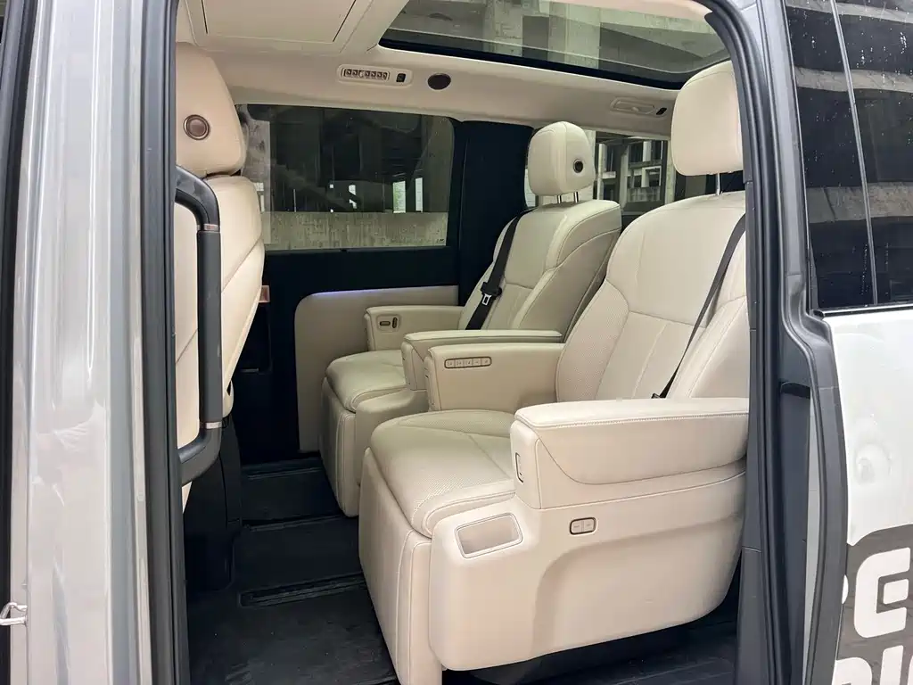 Li Auto Li MEGA 2025