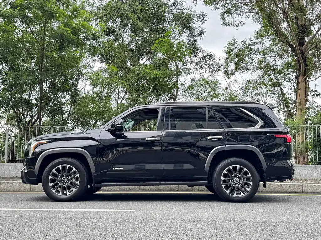 Toyota Sequoia 2023 — фото 8