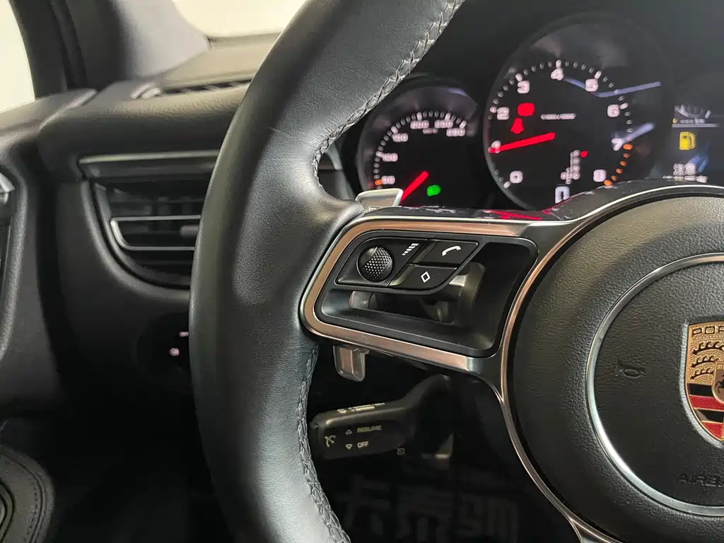 Porsche Macan 2020 — фото 16