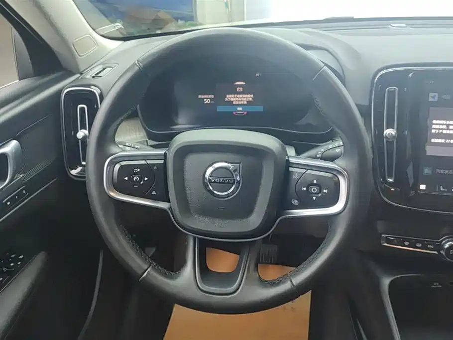 Volvo XC40 2023 — фото 15