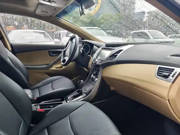 Hyundai Elantra Langdong 2012