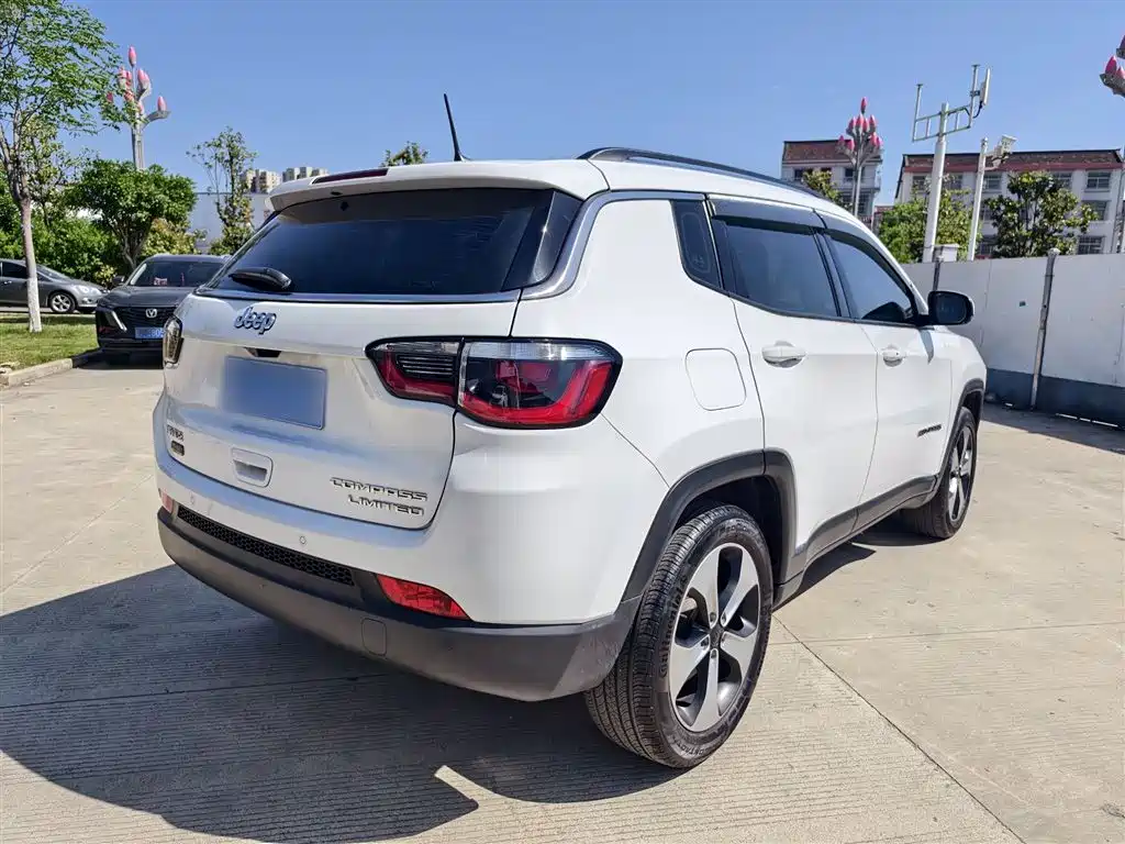Jeep Compass 2017 — фото 9