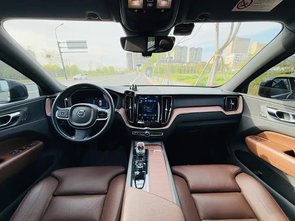Volvo XC60 2021 — фото 12