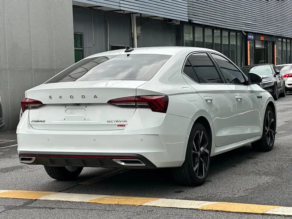 Skoda Octavia 2023 — фото 9