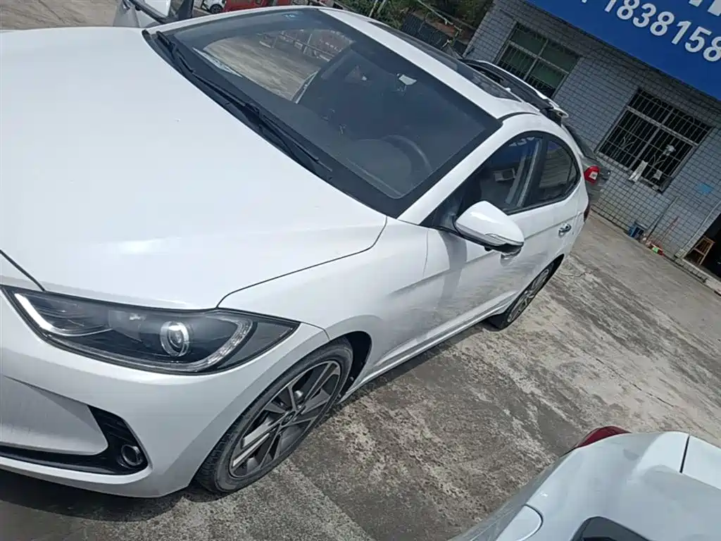 Hyundai Elantra 2018 — фото 1
