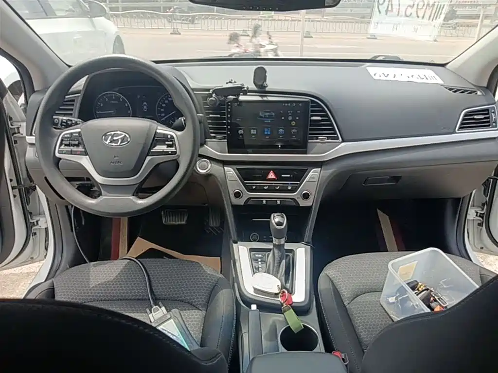 Hyundai Elantra 2018 — фото 10
