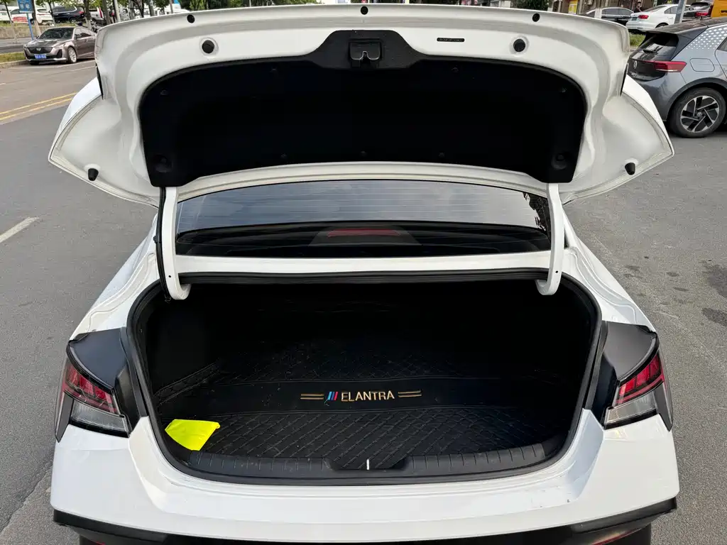 Hyundai Elantra 2023 — фото 12