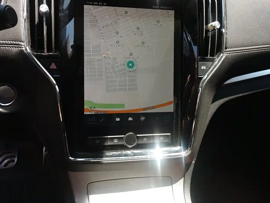 Roewe RX5 New Energy 2018 — фото 13